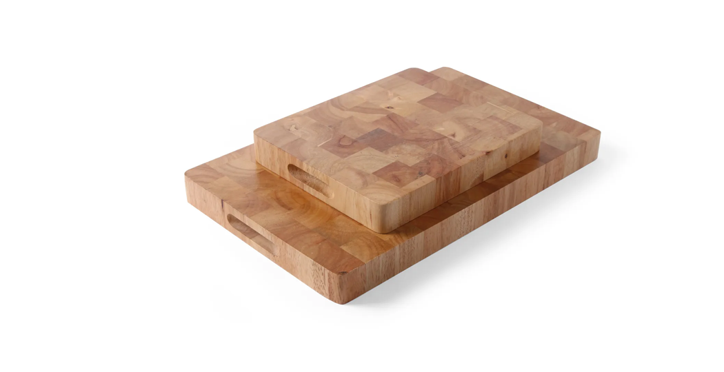 Stabilt skjærebrett i tre for grunnleggende kjøkkenoppgaver med mål 530 x 325 x 45 mm