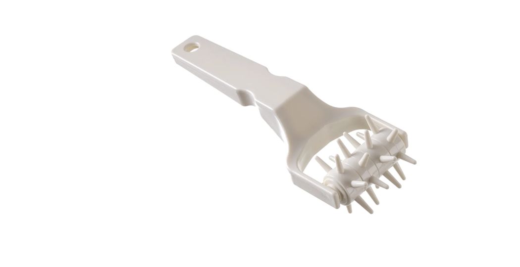 Deigkutter med 60 mm bred rull og robuste plastpigger for stansing av deigen, mål 210x73mm