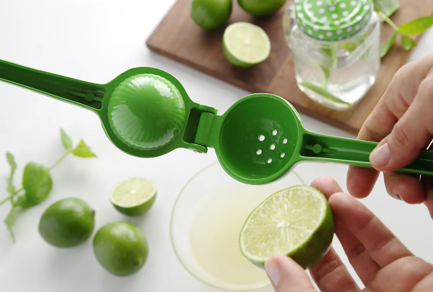 Sitruspresse / juicer i aluminium med fargekoder for sitron, lime og appelsin