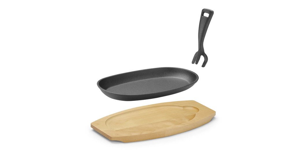 Støpejernspanne med treunderlag og gripetang