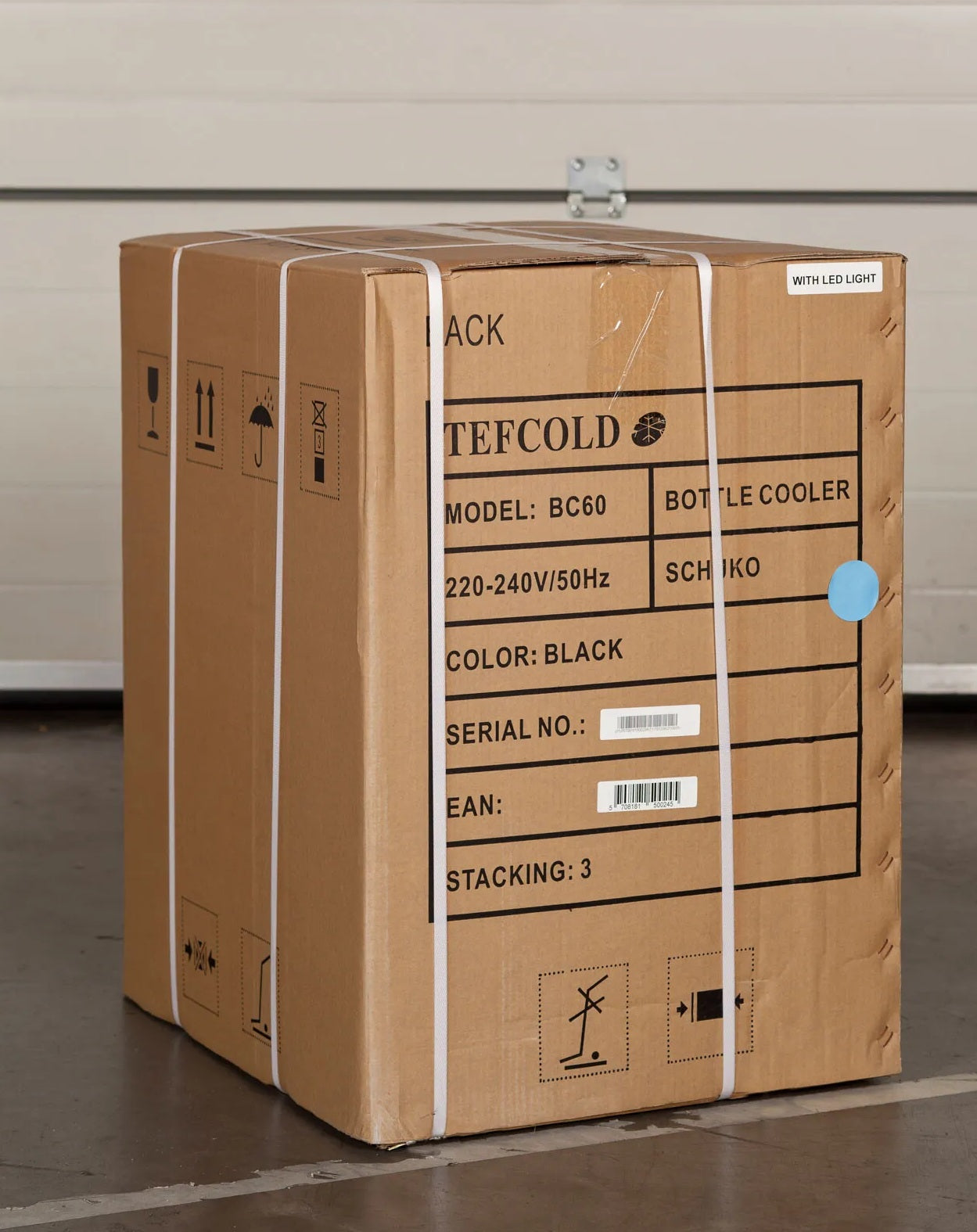 Tefcold Kjøleskap med glassdør BC60 med LED belysning og justerbare hyller