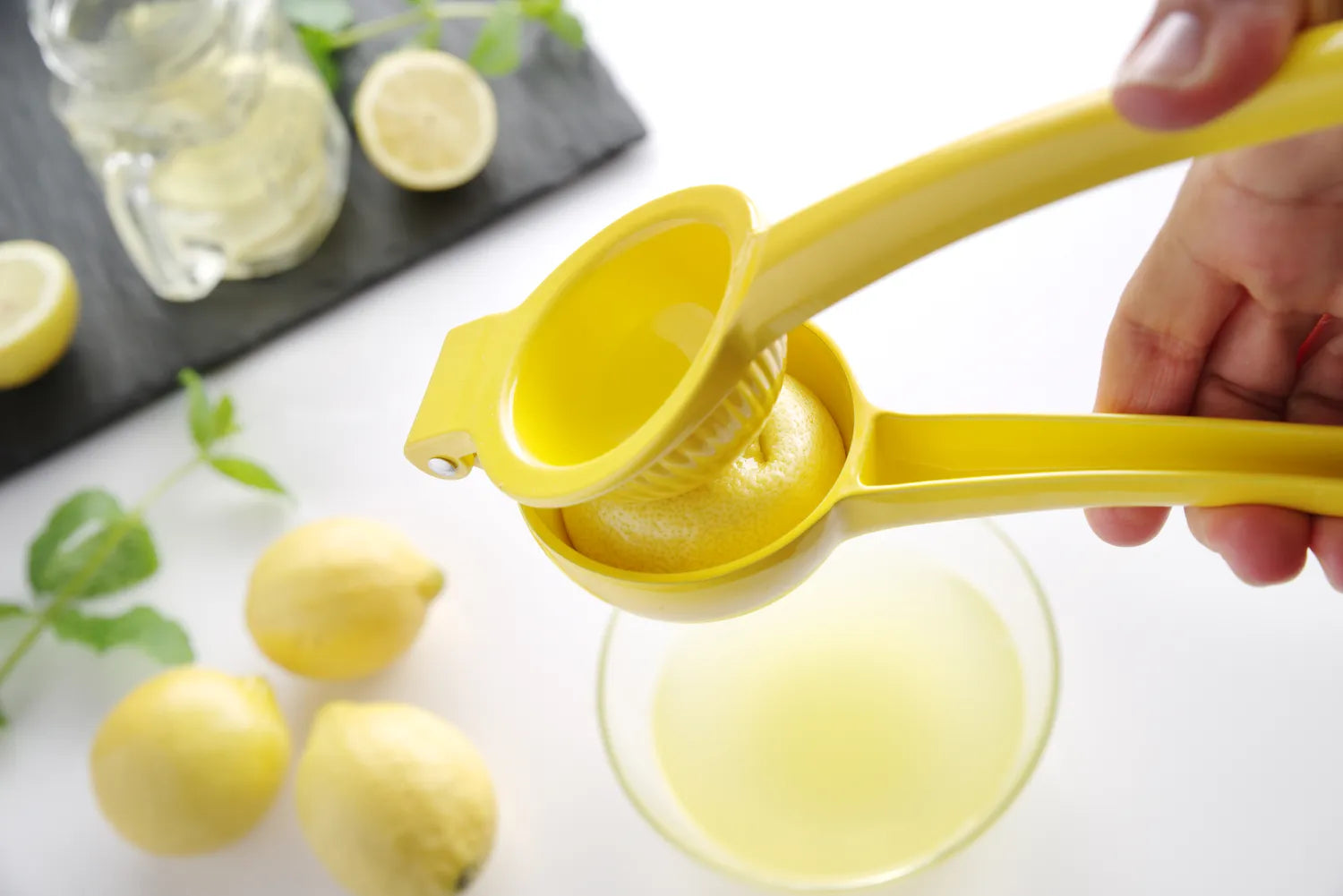 Sitruspresse / juicer i aluminium med fargekoder for sitron, lime og appelsin